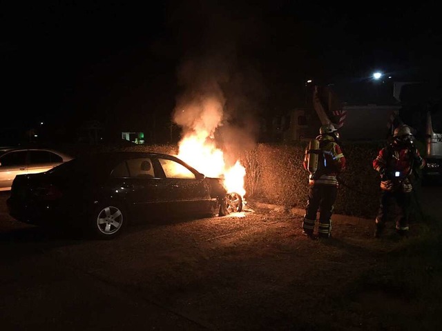 Als die Feuerwehr vor Ort eintrifft, s... im Bereich des Motorraums in Flammen.  | Foto: Feuerwehr