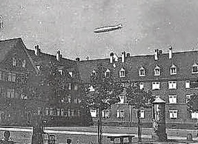 Damals eine Sensation:  Der Zeppelin a...er dem Marktplatz von  Weil am Rhein.   | Foto: privat