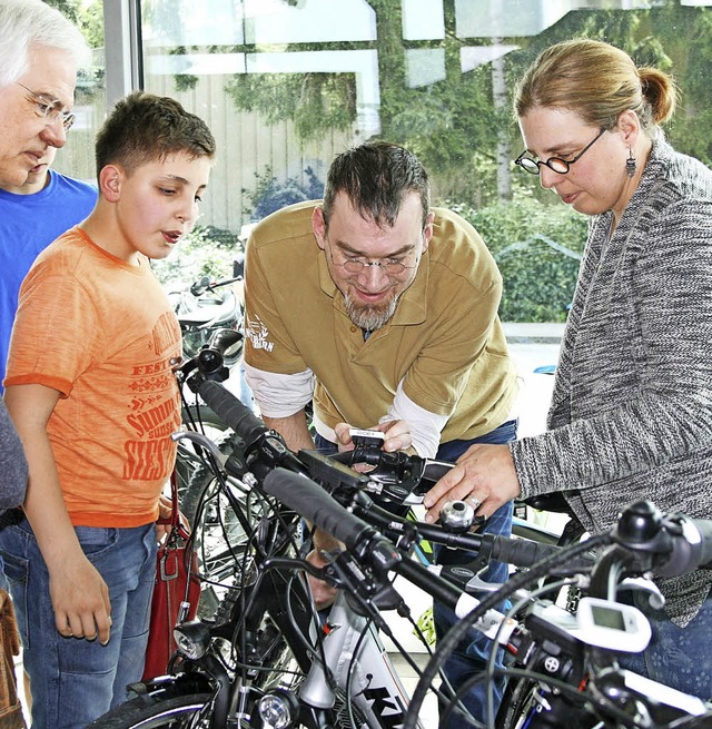 Grndliche Prfung kommt vor dem Kauf:...uche nach einem gebrauchten Fahrrad .   | Foto: Ralph Lacher