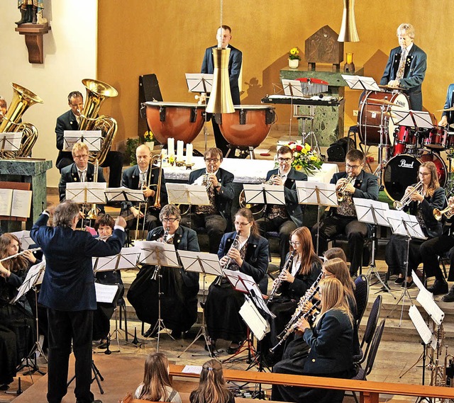 Die 34 Musiker und Musikerinnen unter ...he St. Wendelin in Todtnau-Geschwend.   | Foto: klabund
