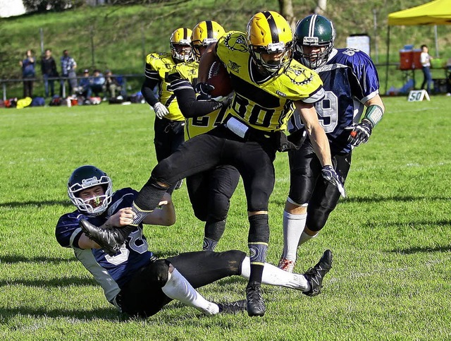 <BZ-FotoAnlauf>American Football:</BZ-...toppen einen Ludwigsburger Angreifer.   | Foto:  Peter Aukthun/Verein