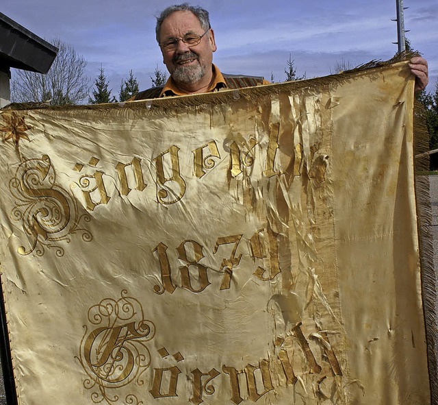 Vorsitzender Richard Baumgartner prse...ide gemalte Fahne aus dem Jahre 1879.   | Foto: Werner Probst