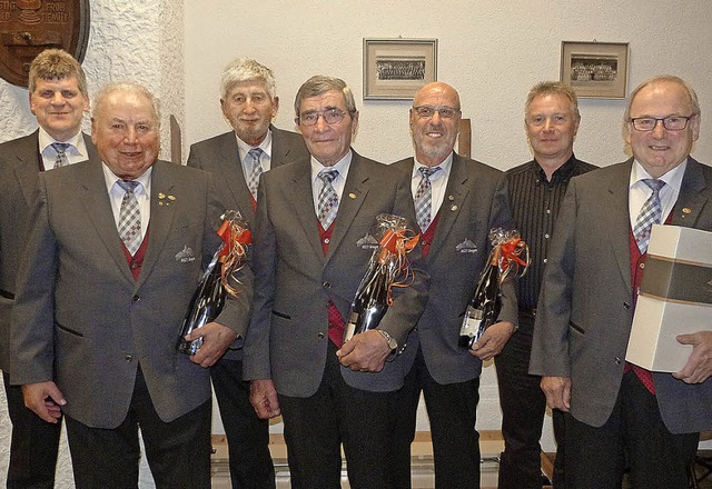 Vorsitzender Wolfgang Danzeisen (hinte... (hinten rechts) verdiente Mitglieder.  | Foto: Christine Weirich