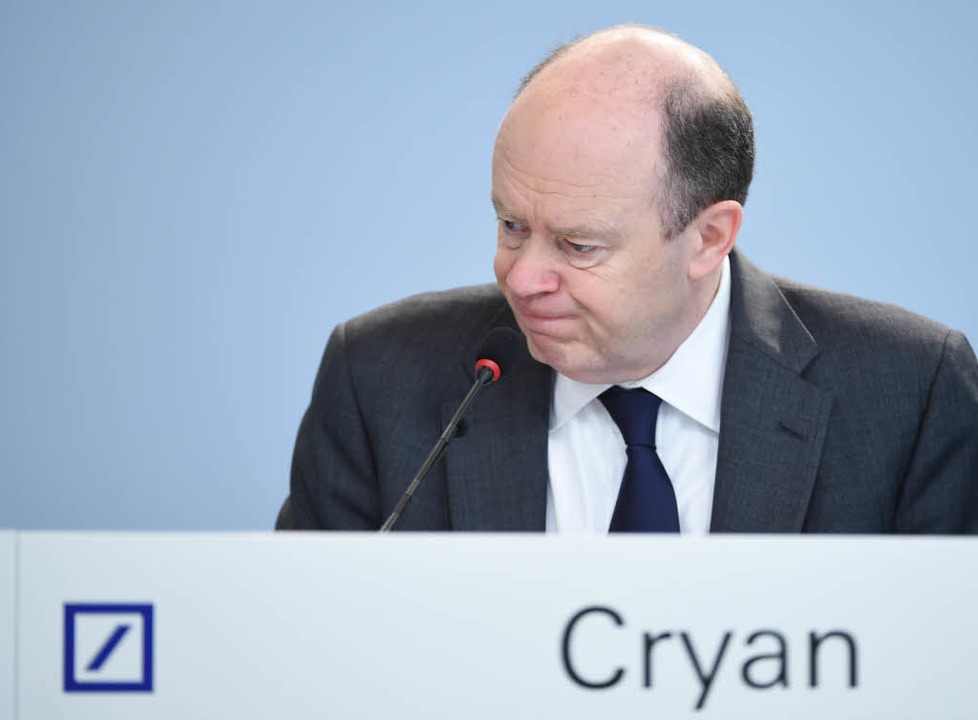 Der damalige Co-Vorstandsvorsitzende d...entrale der Deutschen Bank nach unten.  | Foto: dpa