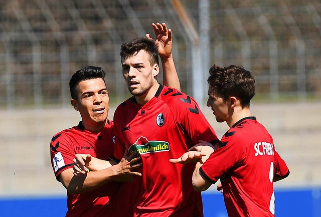 Jonas Meffert (mitte), der das 1:0 fr... Manolo Rodas (links) beglckwnscht.   | Foto: Patrick Seeger