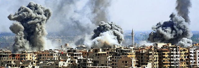 Rauch steigt nach dem Einschlag einer Rakete der syrischen Armee ber Duma auf.   | Foto: DPA