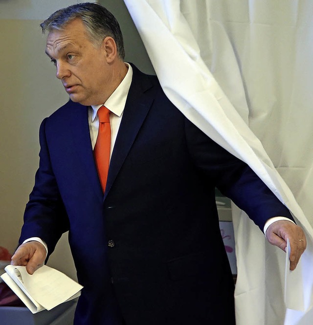 Dritter Wahlsieg in Folge: Viktor Orban verlsst am Sonntag die Wahlkabine.  | Foto: dpa