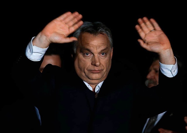 Viktor Orban, EU-kritischer Ministerp...ngarns, winkt seinen Untersttzern zu.  | Foto: dpa