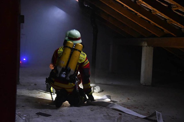 Feuerwehrmann im Dachstuhl von Haus D des Brgerheims  | Foto: Martin Eckert