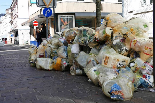 Nach wenigen Tagen sind die Gelben Sc...rigen Straen blieben sie aber liegen.  | Foto: Peter Gerigk