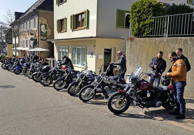 Motorrad-Parade in der Heitersheimer Innenstadt  | Foto: Volker Mnch