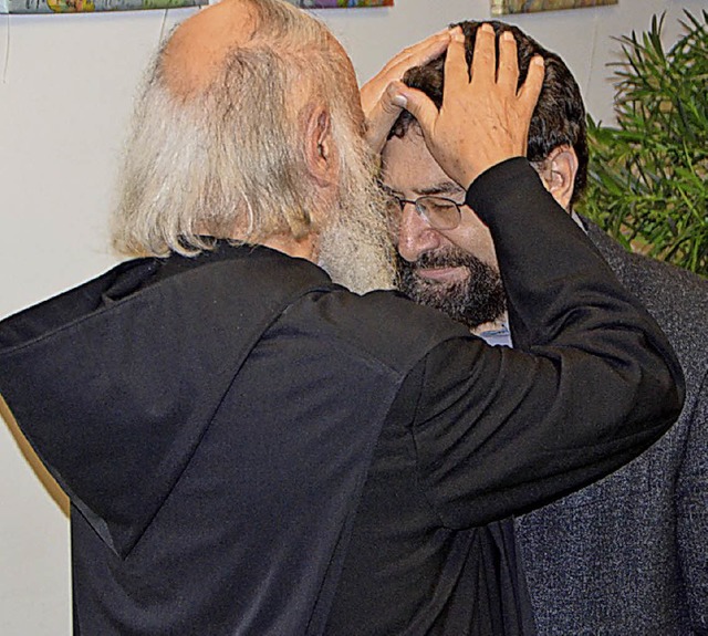 Pater Anselm Grn erteilt  Moshe Navon seinen Segen.  | Foto: Walser