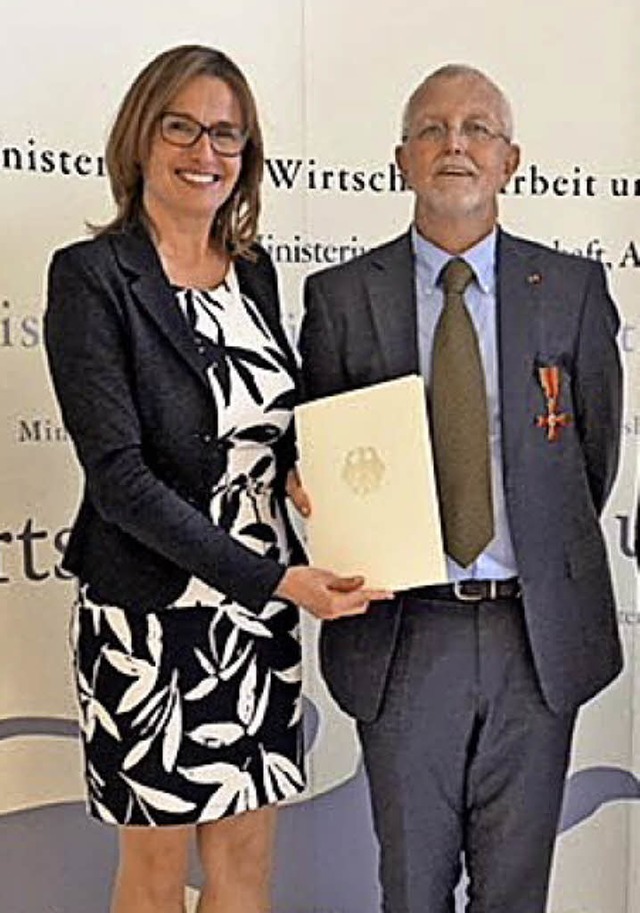 Katrin Schtz, Staatssekretrin im Min...us Klettgau das Bundesverdienstkreuz.   | Foto: Wirtschaftsministerium