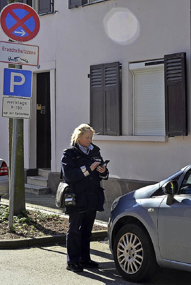 Parkende Autos in Brandschutzzonen beh...Rettungsdienste  bei ihren Einstzen.   | Foto: stadt