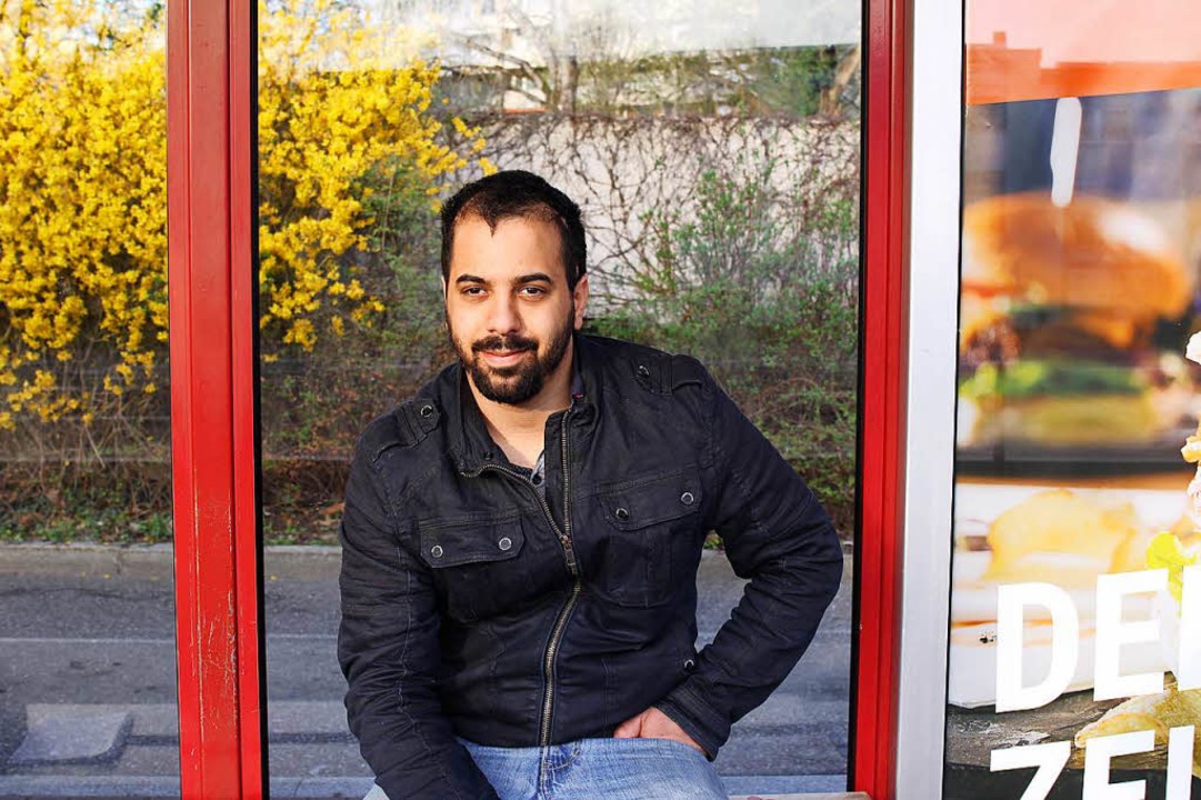 Der 27-jhrige Hussein sitzt an der Haltestelle Moosweiher fest.  | Foto: Maleen Thiele