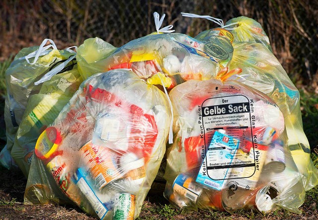 Wer im Supermarkt kauft, erhlt ungewollt groe Mengen an Plastikmll.  | Foto: dpa