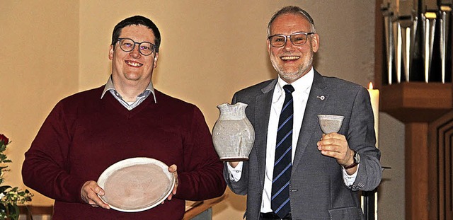 Matthias Schffler und Kai Tilgner zei...ter von Abendmahlkelchen aus Keramik.   | Foto: Monika Weber