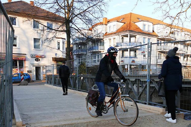 Sollen nur noch Fugnger und Radfahre...fen, so wie die Behelfsbrcke derzeit.  | Foto: Hans-Peter Mller