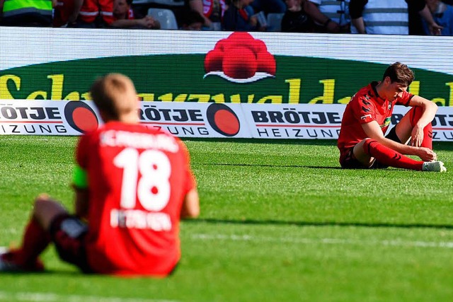 Die Spieler des SC Freiburg (hier Nils...ten im Aufstehen unter Beweis stellen.  | Foto: dpa