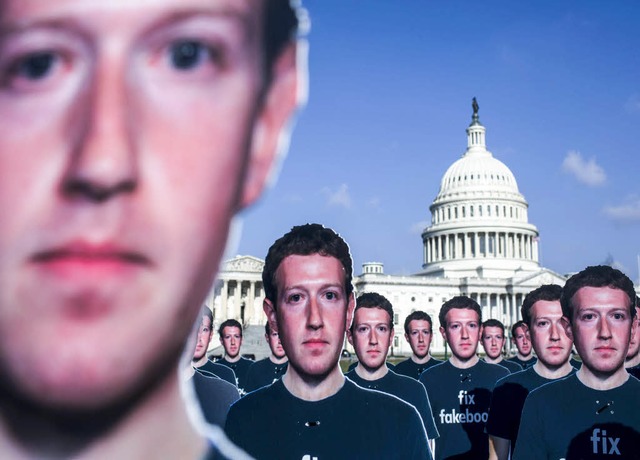 Diese Mark Zuckerbergs aus Pappe stell... Umgang mit Kundendaten geben sollte.   | Foto: dpa