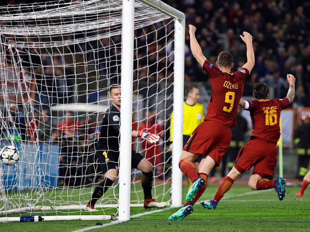Roms Spieler Kostas Manolas freut sich mit seiner Mannschaft ber sein Tor zum 3:0 fr Rom