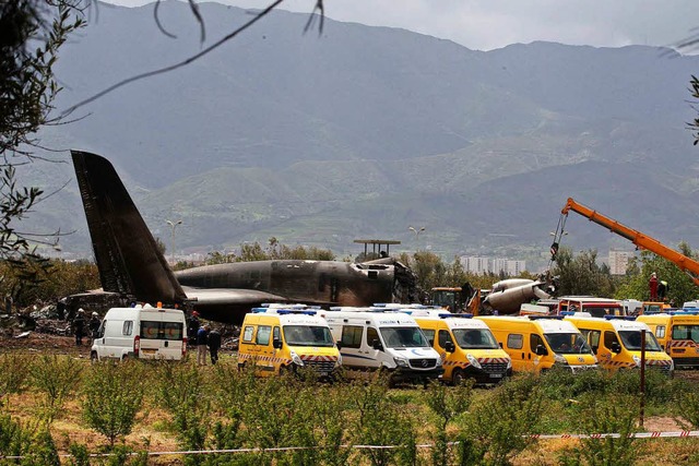 Beim Absturz einer Militrmaschine in ... sind mehr als 250 Menschen gestorben.  | Foto: dpa