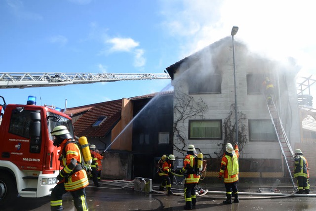 Wegen eines Wohnhausbrandes war die Fe...ttwochvormittag in Sasbach im Einsatz.  | Foto: Roland Vitt