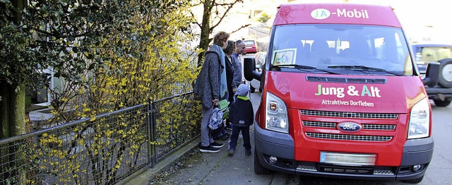 Der Bus des Mauchener Vereins &#8222;J...en in den Kindergarten nach Eggingen.   | Foto: Lucia van Kreuningen