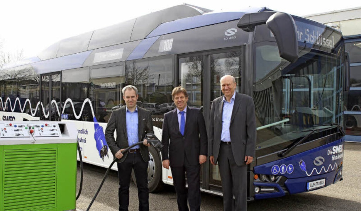 Die SWEG setzt  ihren ersten Elektrobu... und Gnter Maier (Vertrieb Solaris).   | Foto: SWEG