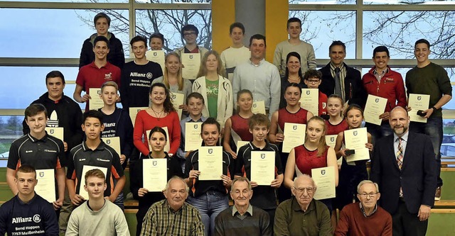 15 Einzelsportlern und fnf Mannschaft...ite Reihe, rechts) die Auszeichnungen.  | Foto: w. knstle