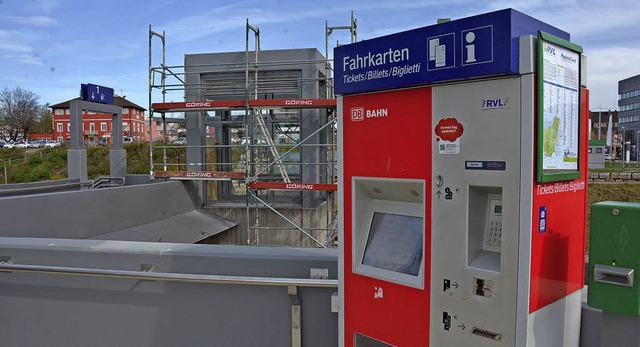 Von Gleis 1 auf den Dreizack: Bahnkund... Umwege Billette am Automaten kaufen.   | Foto: Lauber