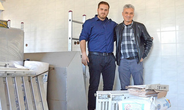 Egzon Shabani (links) mit  Erdal Saydam, Vorsitzender des DITIB-Moscheevereins   | Foto: Horatio Gollin