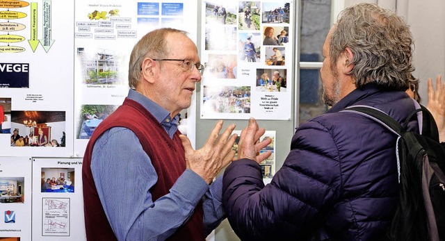 Bernd Friebe vom Mehrgenerationen-Wohn...ldshut diskutiert mit einem Besucher.   | Foto: Taschinski