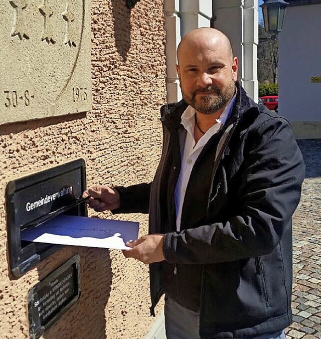 Als vierter Bewerber fr das Brgermei...Unterlagen im Rathausbriefkasten ein.   | Foto: Privat