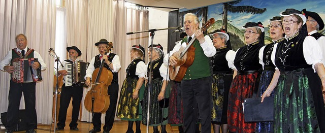 Schne Tne: Die Winzer mit der Buchenbacher  Gesangsgruppe.   | Foto: Roland gutjahr