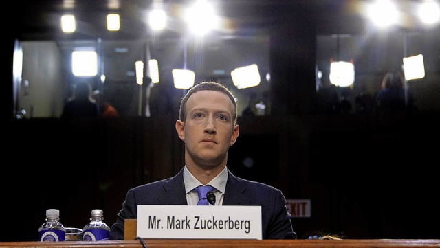 Statt T-Shirt und Jeans trgt er Anzug...awatte: Mark Zuckerberg in  Washington  | Foto: AFP