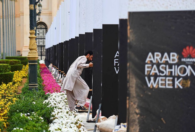 Ein Arbeiter bei den Aufbauarbeiten  | Foto: AFP