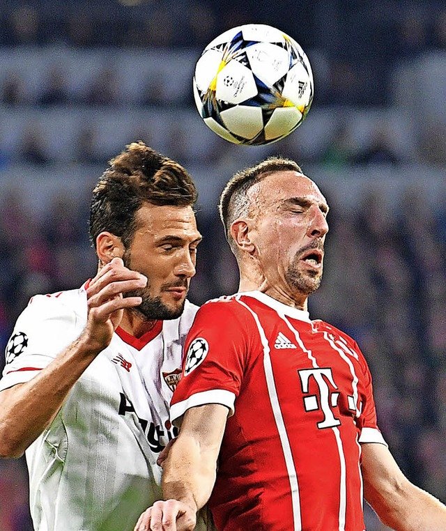 Bayern-Spieler Franck Ribry (rechts) ...evilla-Kicker  Franco Damian Vazquez.   | Foto: dpa