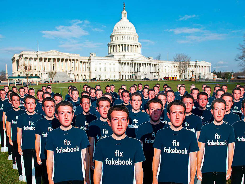 Aktivisten mit Mark Zuckerberg-Masken protestieren vor dem Kapitol.