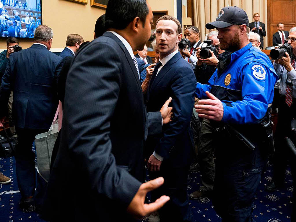 Mark Zuckerberg verlsst die Anhrung im US-Kongress.