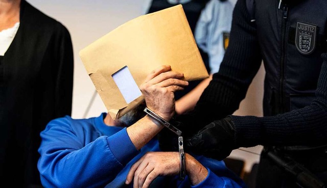 Der Angeklagte Markus K. verbarg sein Gesicht hinter einem Umschlag.  | Foto: dpa