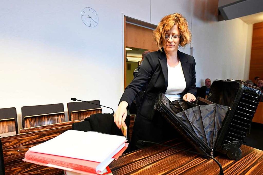 Julia Schlindwein vertritt den Angeklagten.  | Foto: dpa
