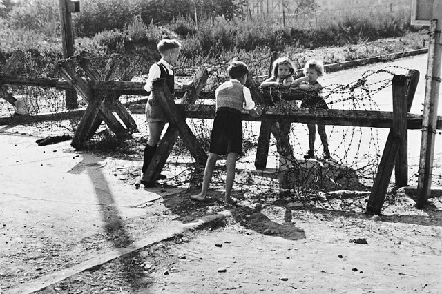 Jahre zwischen 1944 und 1953: Kinder stehen sich am Stacheldraht gegenber.  | Foto: stadtarchiv