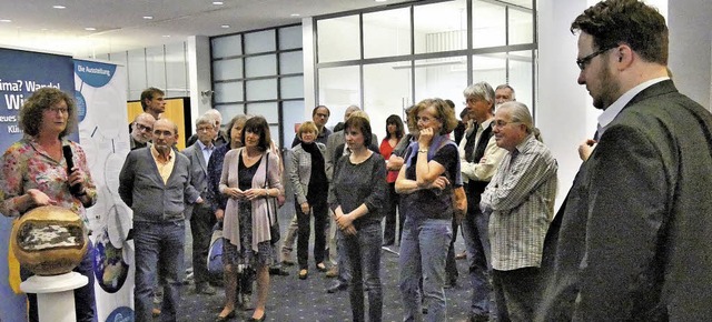 Erika Hcker, Umweltmanagerin der Stad...links) fhrte  durch die Ausstellung.   | Foto: Kerckhoff