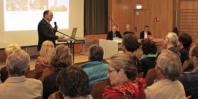 Matthias Weber (links) von der Kommuna...indeentwicklungskonzept in Btzingen.   | Foto: Mario Schneberg