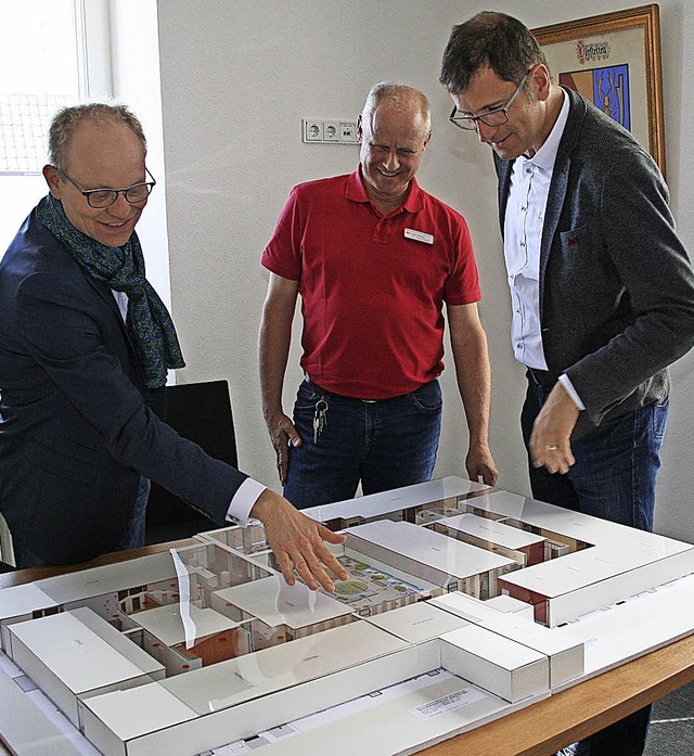 Rainer Leweling und Uwe Zimmer (von li...stellte Modell des  Seniorenzentrums.   | Foto: Kunz