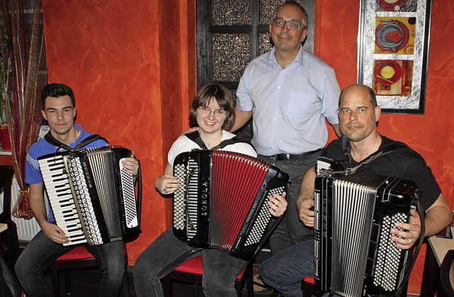 Noah Pohl, Laura Reif und Michael Somm...ich ber die musikalische Darbietung.   | Foto: Gerd Leutenecker