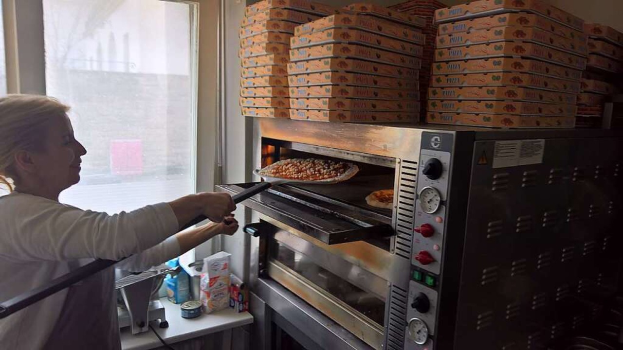 Bei der Zubereitung der Pizza kann man direkt zusehen.  | Foto: Simon Voss