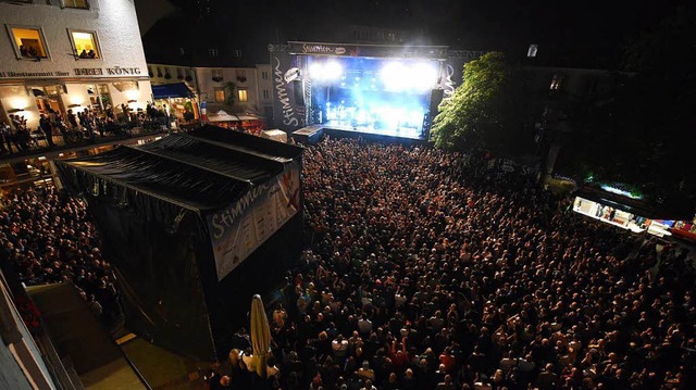 Die Konzerte auf der Hauptbhne des Fe...em Lrracher Marktplatz sind legendr.  | Foto: Juri Junkov