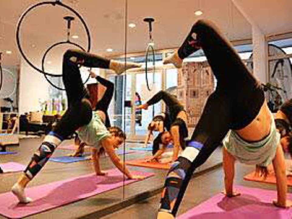 Simona Eftimova wagt den Selbsterversuch: Aerial Hoop  | Foto: Maleen Thiele